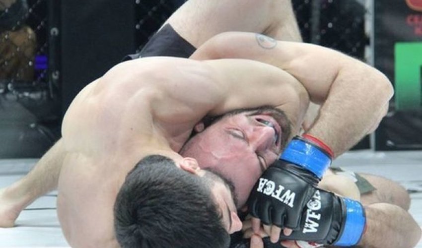 Hakim nokauta düşən MMA döyüşçüsünü “boğdu” - VİDEO