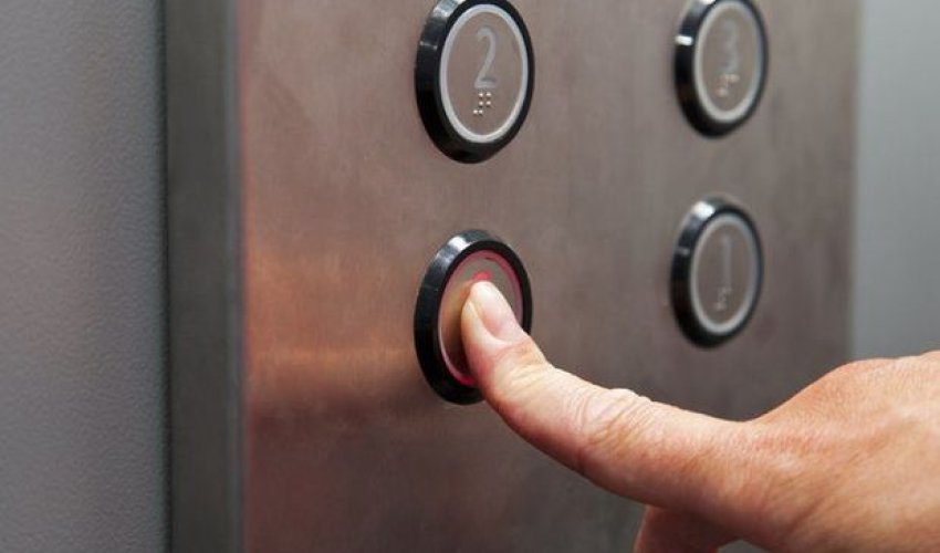 Bakıda ərəblərin olduğu lift qırılaraq yerə çırpıldı - FOTO/VİDEO Bakıda ərəblərin olduğu lift qırılaraq yerə çırpıldı - FOTO/VİDEO