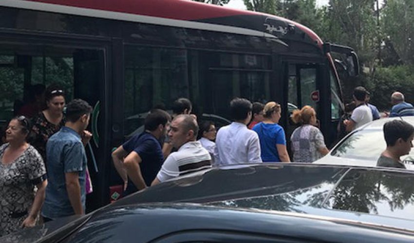 “Bakı Bus”un avtobusu qəza törətdi: yaralanan var - FOTO “Bakı Bus”un avtobusu qəza törətdi: yaralanan var - FOTO