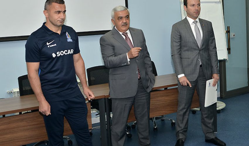 Rövnəq Abdullayev millinin üzvləri ilə görüşüb