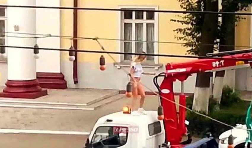 Xanım sürücü evakuator maşınını aparmasın deyə soyundu - VİDEO Xanım sürücü evakuator maşınını aparmasın deyə soyundu - VİDEO