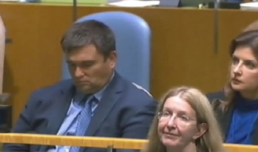 Nazir prezidentin çıxışı zamanı yatdı – Video