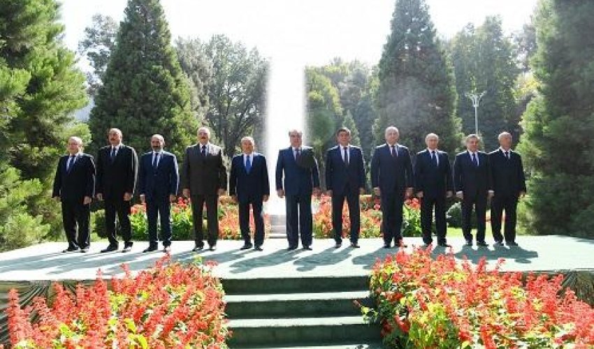 İlham Əliyev MDB dövlət başçıları ilə bir arada