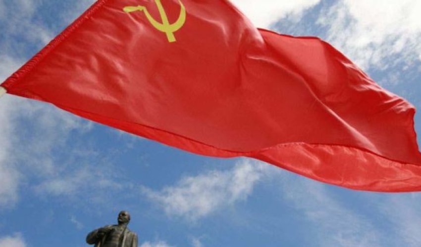 Bakıda SSR-nin bayrağı dalğalandırıldı Bakıda SSR-nin bayrağı dalğalandırıldı