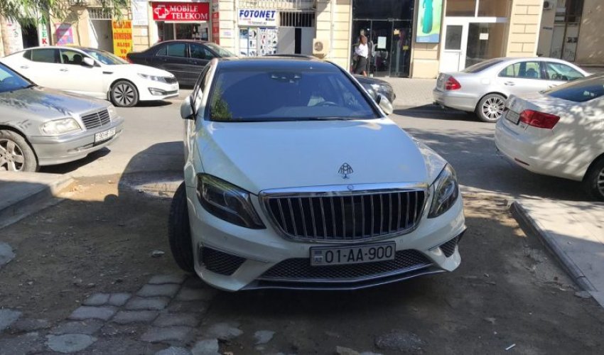 “AA” seriyalı avtomobil piyadaların yolunu kəsdi – FOTO “AA” seriyalı avtomobil piyadaların yolunu kəsdi – FOTO