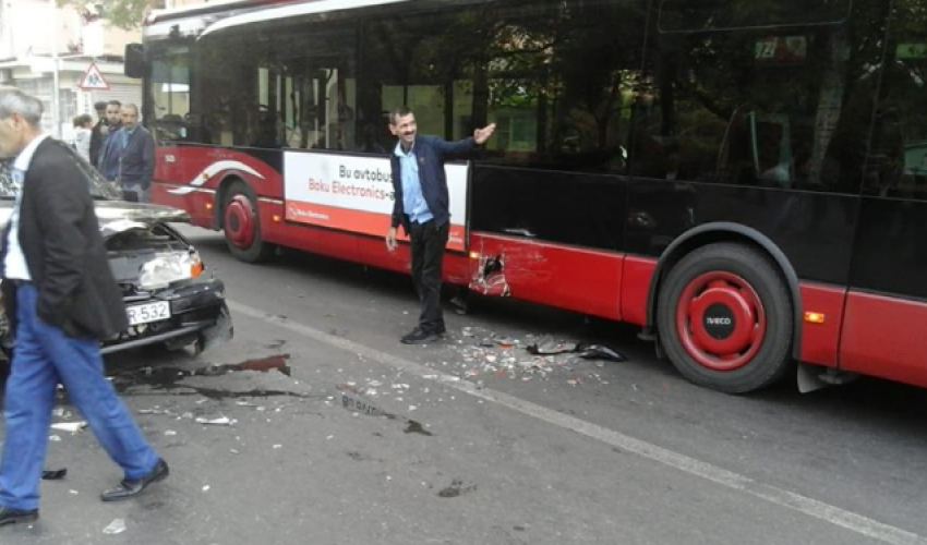 Bakıda “Bakubus” avtobusu qəzaya düşdü – Fotolar Bakıda “Bakubus” avtobusu qəzaya düşdü – Fotolar