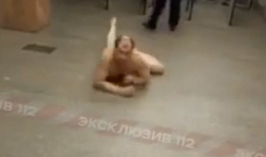 Голый мужчина прополз по вестибюлю московского метро - ВИДЕО