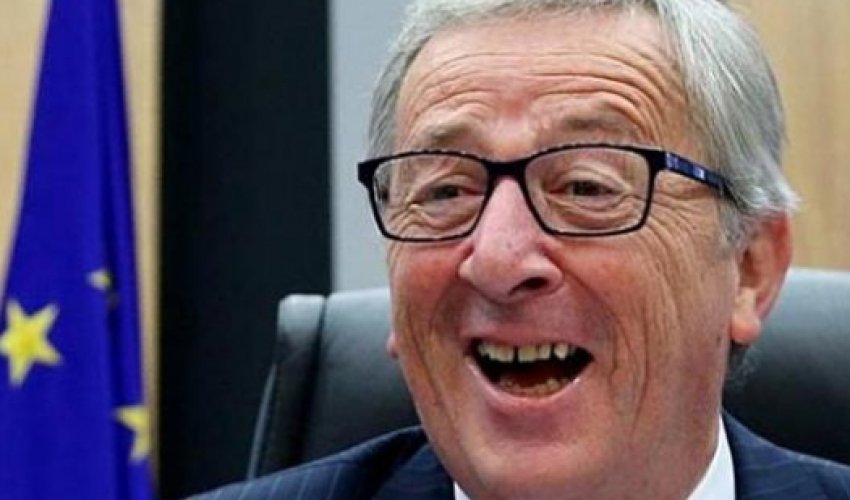 Юнкер явился на пресс-конференцию в разных ботинках - ВИДЕО