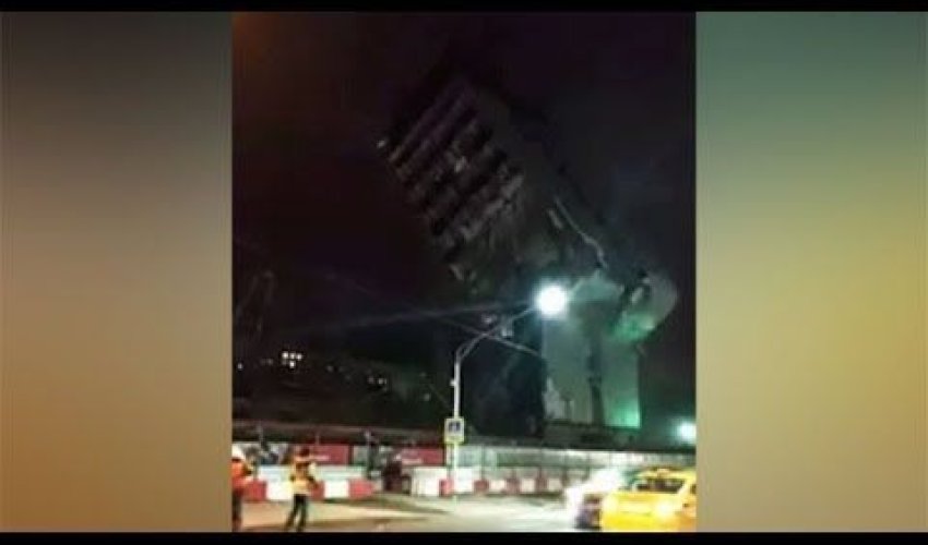 Бизнес-центр в Москве рухнул на дорогу - ВИДЕО