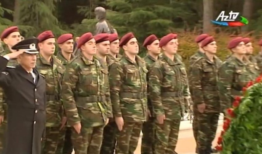 Əsgər Heydər Əliyev Mədət Quliyevlə birgə babasının məzarı önündə - VİDEO Əsgər Heydər Əliyev Mədət Quliyevlə birgə babasının məzarı önündə - VİDEO