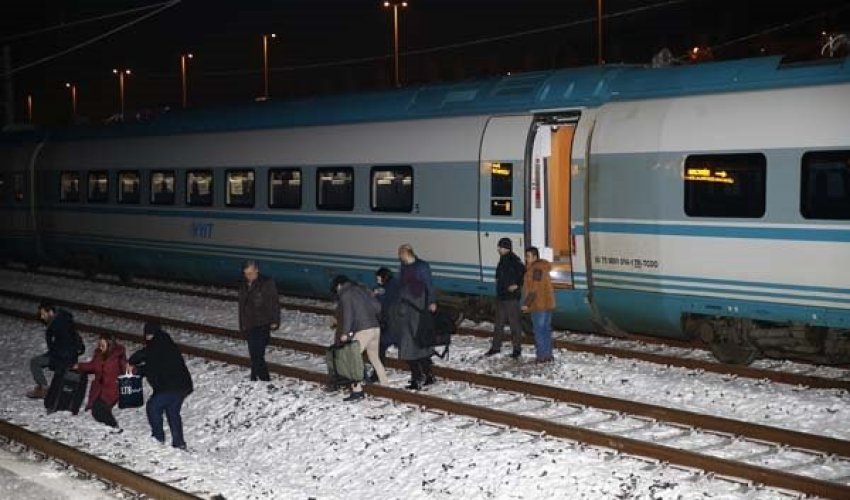 Ankarada 2 qatar toqquşdu: çox sayda ölü və yaralı var - FOTO