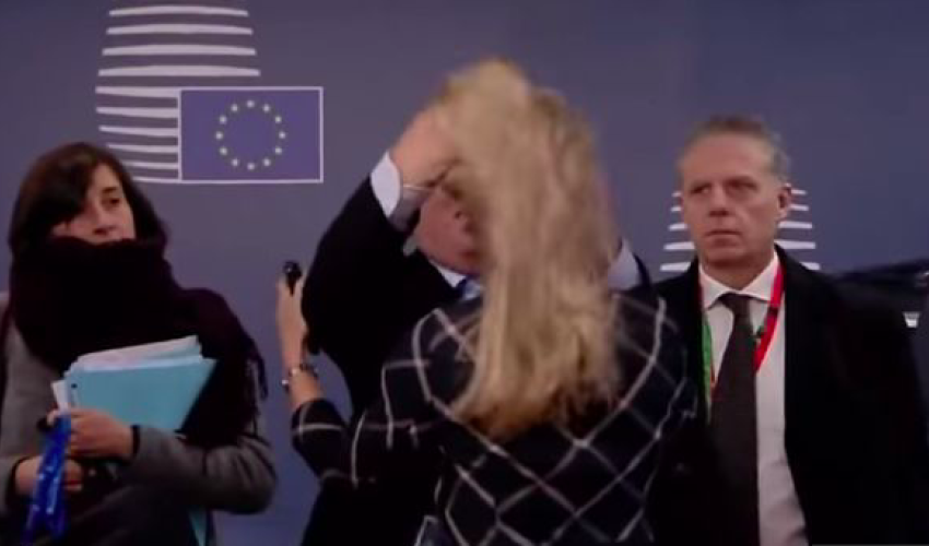 «Пьяный или больной?»: странное поведение главы Еврокомиссии - ВИДЕО