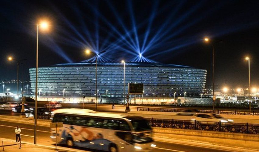 Futbol əfsanəsi Bakıya gəlir - FOTO