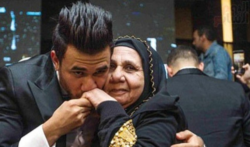 Futbolçu öz toyunda anasının ayağını öpdü - FOTO Futbolçu öz toyunda anasının ayağını öpdü - FOTO
