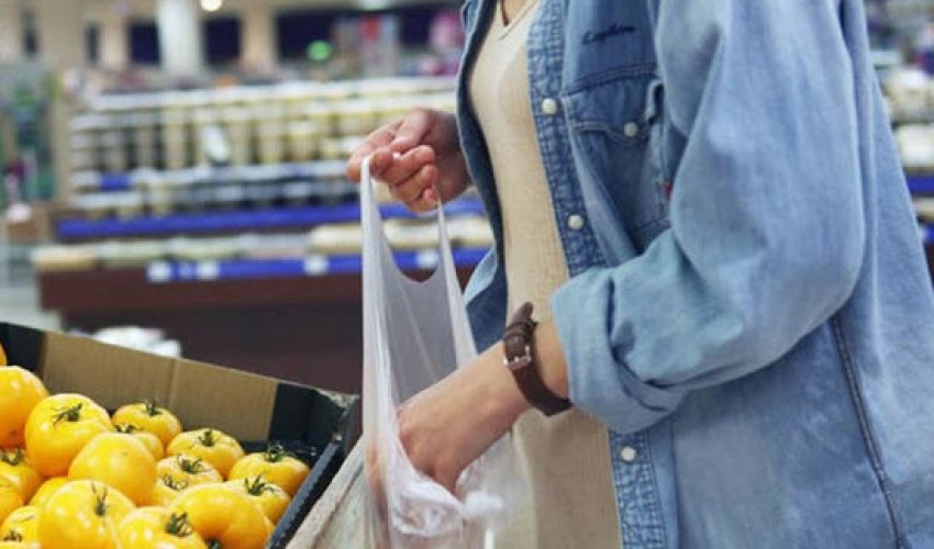 Artıq mağazalarda məhsulları yığmaq üçün paketlərə də pul ödəyirlər - Qərar qüvvəyə minib