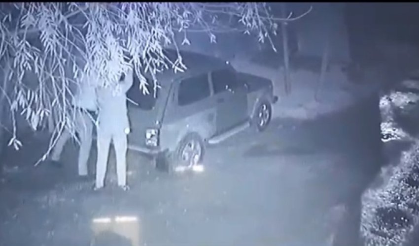 Bakıda peyda olan bu iki nəfər gecələr maşınları belə yarır - VİDEO Bakıda peyda olan bu iki nəfər gecələr maşınları belə yarır - VİDEO
