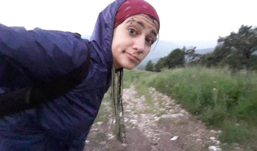 Erməni qız Azərbaycan bayrağı ilə... - FOTO