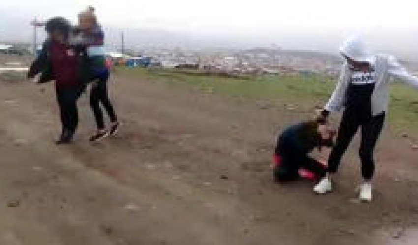 İki qızı alt paltarlarına qədər soyundurdular, hər anı kameraya çəkildi - VİDEO - FOTO İki qızı alt paltarlarına qədər soyundurdular, hər anı kameraya çəkildi - VİDEO - FOTO