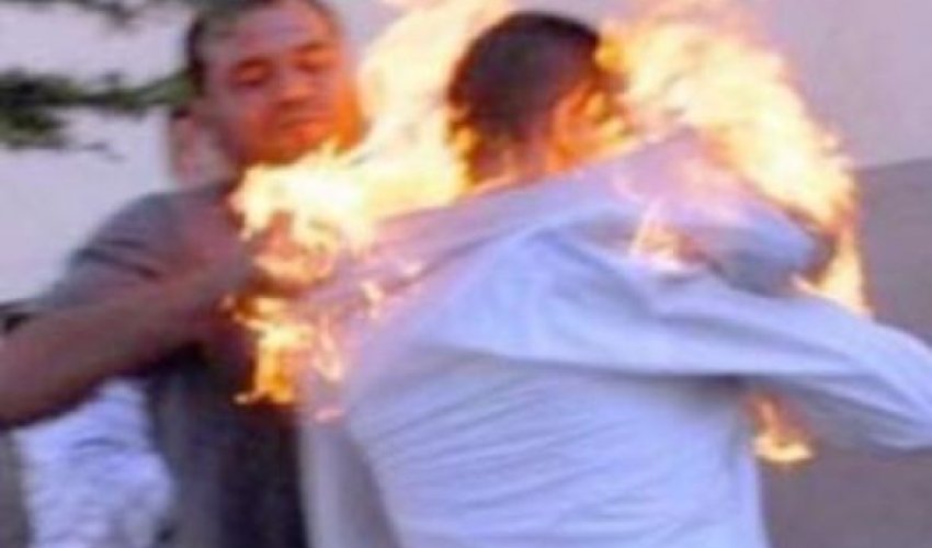 В Баку мужчина поджёг себя у отделения полиции В Баку мужчина поджёг себя у отделения полиции