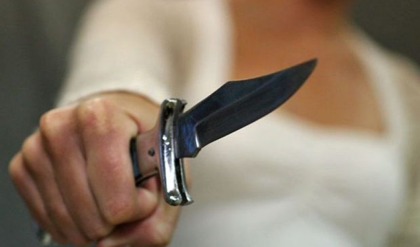 В Грузии азербайджанка ударила ножом собственную дочь