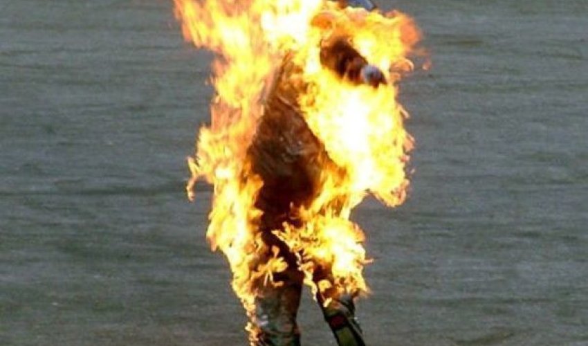 Bakıda kişi özünü polis bölməsinin qarşısında yandırdı