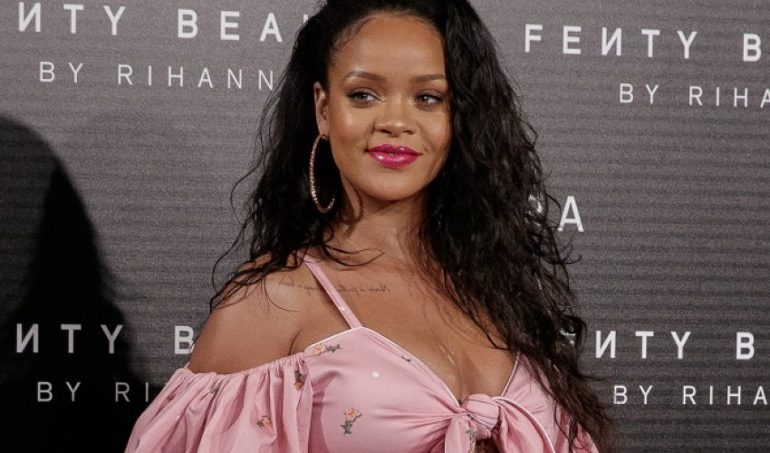 Rihanna atasını məhkəməyə verib Rihanna atasını məhkəməyə verib