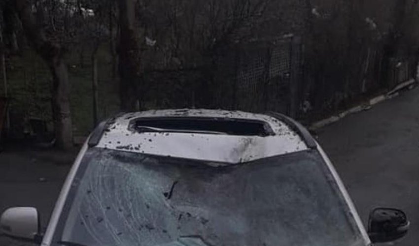 Bakıda güclü külək su çənini binanın damından avtomobilin üstünə atdı – FOTOLAR