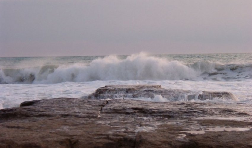 Девятиметровые волны на Каспии - ВИДЕО 