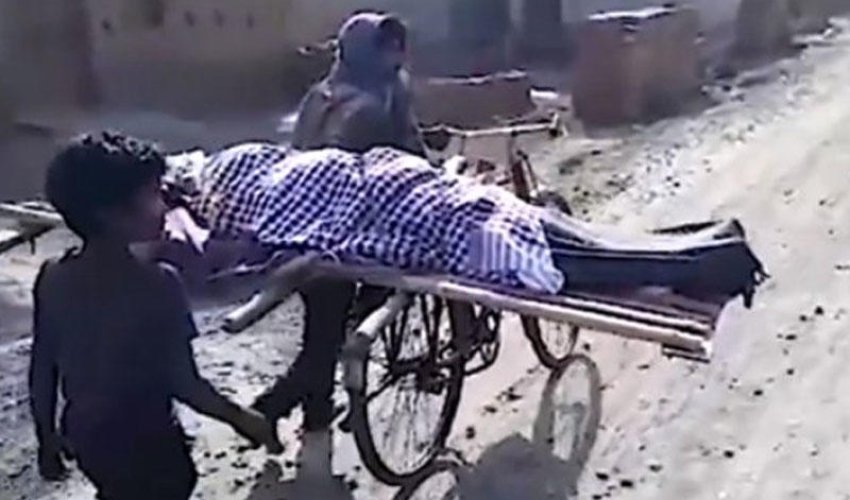 Yasa gələn olmadı, oğlan anasını velosipedlə aparıb basdırdı - VİDEO Yasa gələn olmadı, oğlan anasını velosipedlə aparıb basdırdı - VİDEO
