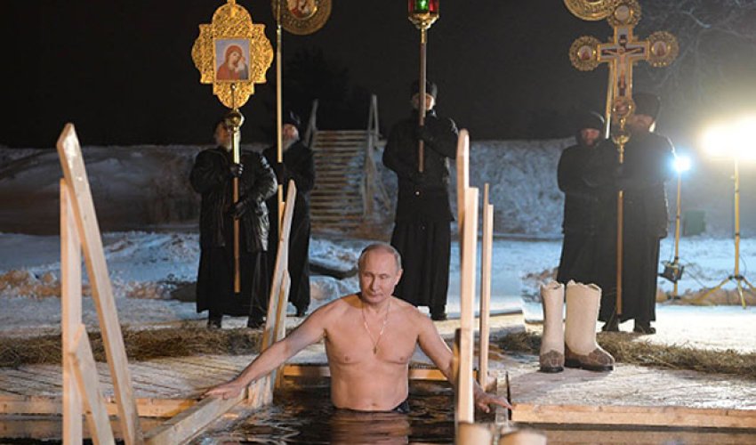 Putin xaç suyuna girdi - VİDEO Putin xaç suyuna girdi - VİDEO