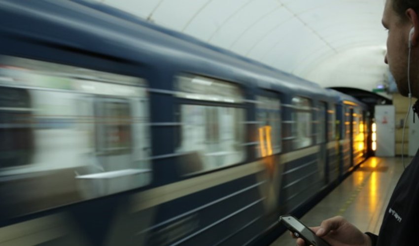 Sabiq baş nazir metroda - FOTO