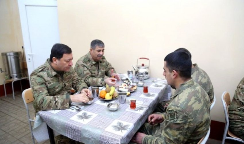 Zakir Həsənov əsgərlərlə nahar etdi - FOTOLAR