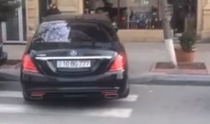 В Баку водитель припарковался на «зебре» - ВИДЕО