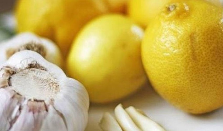 Limon suyunu sarımsaqla qarışdırın