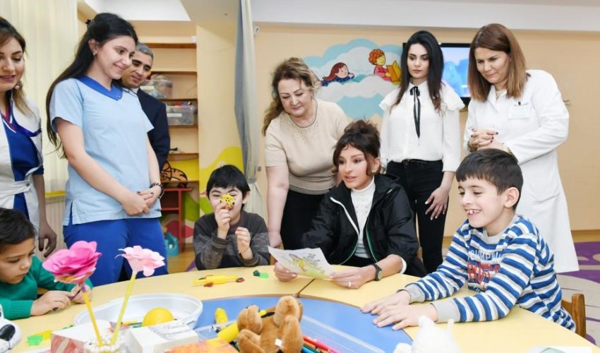 Mehriban Əliyeva uşaqlarla söhbətləşdi - FOTOLAR