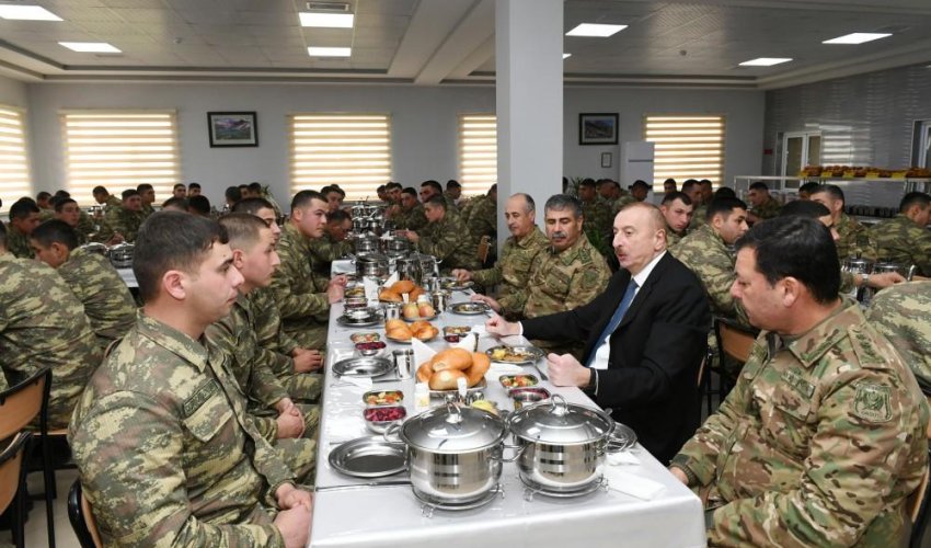 Prezident əsgərlərlə nahar etdi - FOTO Prezident əsgərlərlə nahar etdi - FOTO