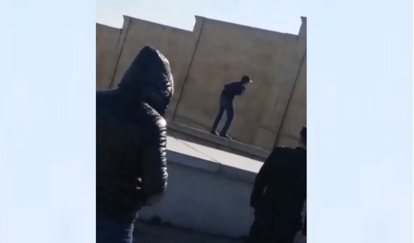 Bakıda oğlan intihar edir – ANBAAN VİDEO