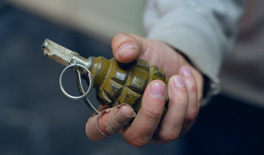 Azərbaycanda şöbə müdiri direktorun otağına qumbara atdı Azərbaycanda şöbə müdiri direktorun otağına qumbara atdı