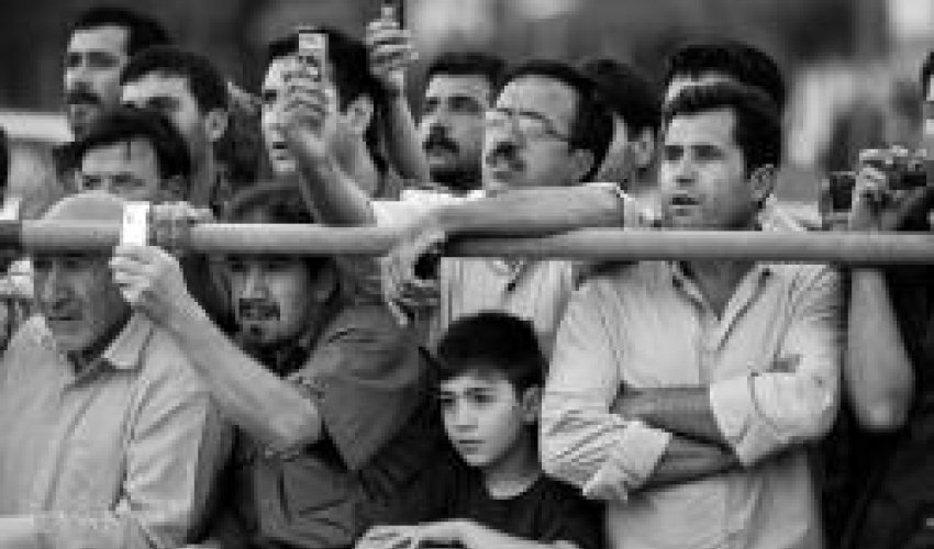 İranlı fotoqraf hər kəsi DƏHŞƏTƏ GƏTİRİR: edam edilənləri seyr edən qohumları çəkir…(FOTOLAR)