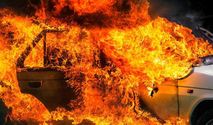 На дороге Баку-Сумгайыт сгорел автомобиль - ВИДЕО