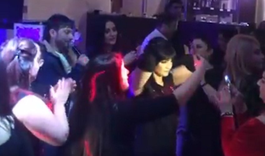 Azərbaycan qadını bu mahnıya da oynadı: “Kazbekə şey basım zırranım…” – VİDEO Azərbaycan qadını bu mahnıya da oynadı: “Kazbekə şey basım zırranım…” – VİDEO
