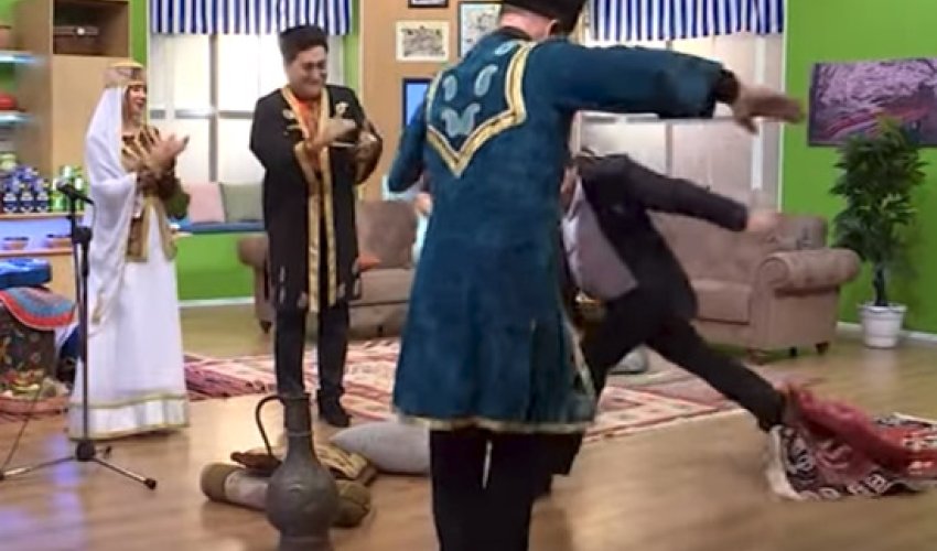 Vasif Məhərrəmli verilişdə oynayarkən yıxıldı - VİDEO