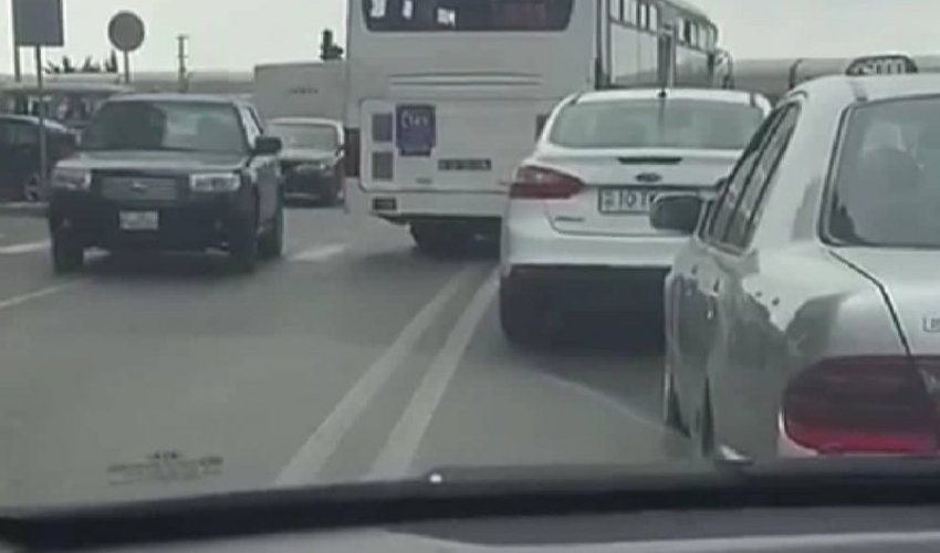 Автобус в Баку грубо нарушил ПДД - ВИДЕО 