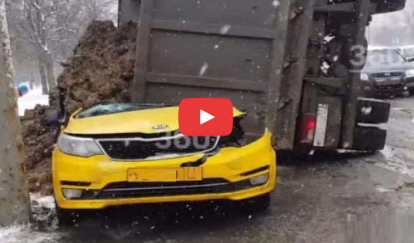 KamAZ sərnişinlə dolu taksinin üstünə aşdı – VİDEO