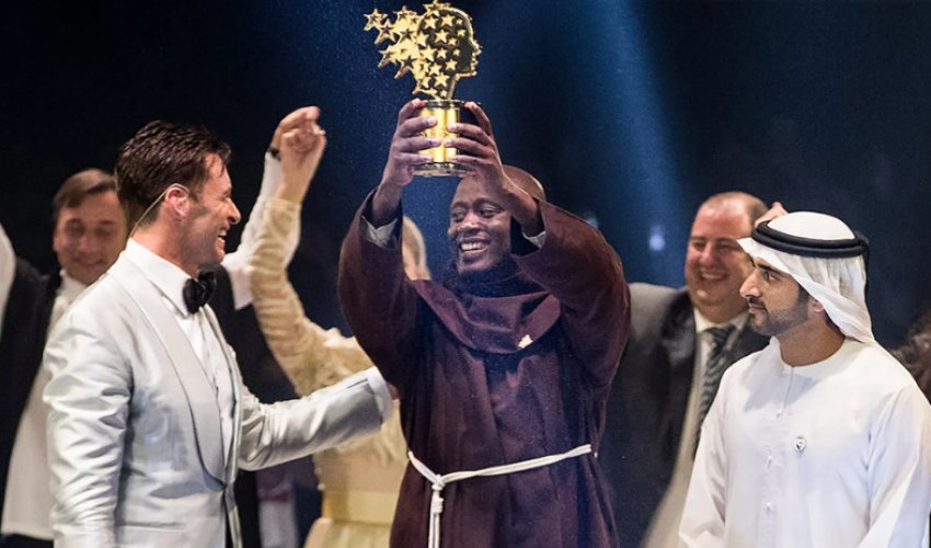 Maaşını kasıb şagirdlərə xərcləyən kənd müəllimi 1 milyon mükafat aldı – FOTO+VİDEO