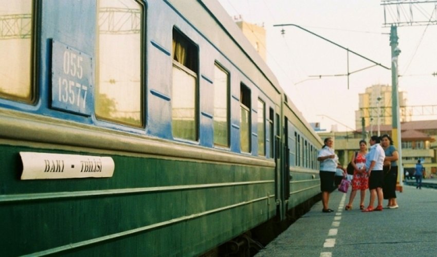 Поезд Тбилиси-Баку задержали на границе более двух часов Поезд Тбилиси-Баку задержали на границе более двух часов