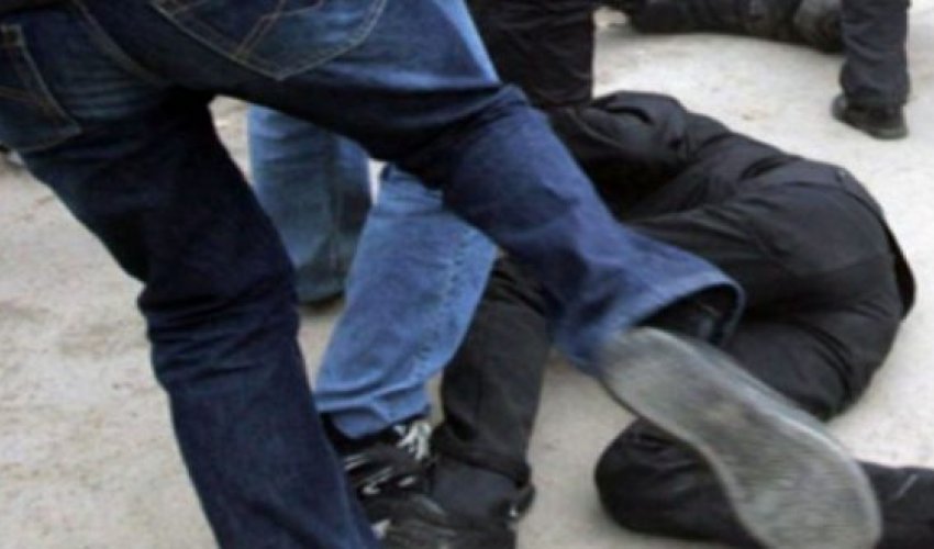 Bakıda şagirdlər müəllimi döydülər Bakıda şagirdlər müəllimi döydülər