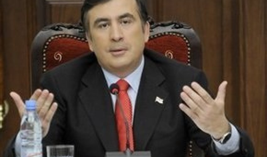 Саакашвили рассказал о привычке жевать галстуки