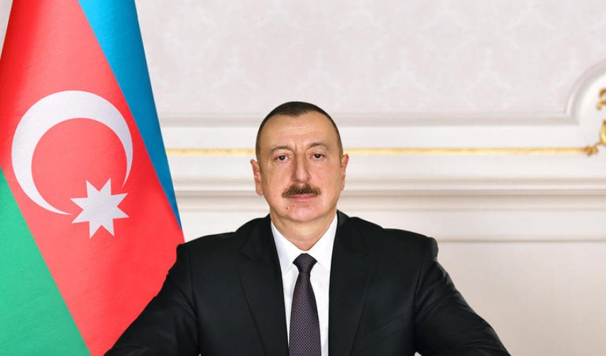 İlham Əliyev Bakı-Tbilisi-Qars dəmir yolu xəttində hərəkət edəcək sərnişin qatarı ilə tanış oldu İlham Əliyev Bakı-Tbilisi-Qars dəmir yolu xəttində hərəkət edəcək sərnişin qatarı ilə tanış oldu