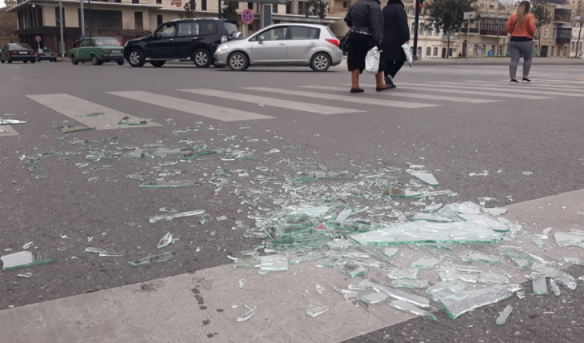 Bakının mərkəzində qəza: Şüşələr qırıldı – Video